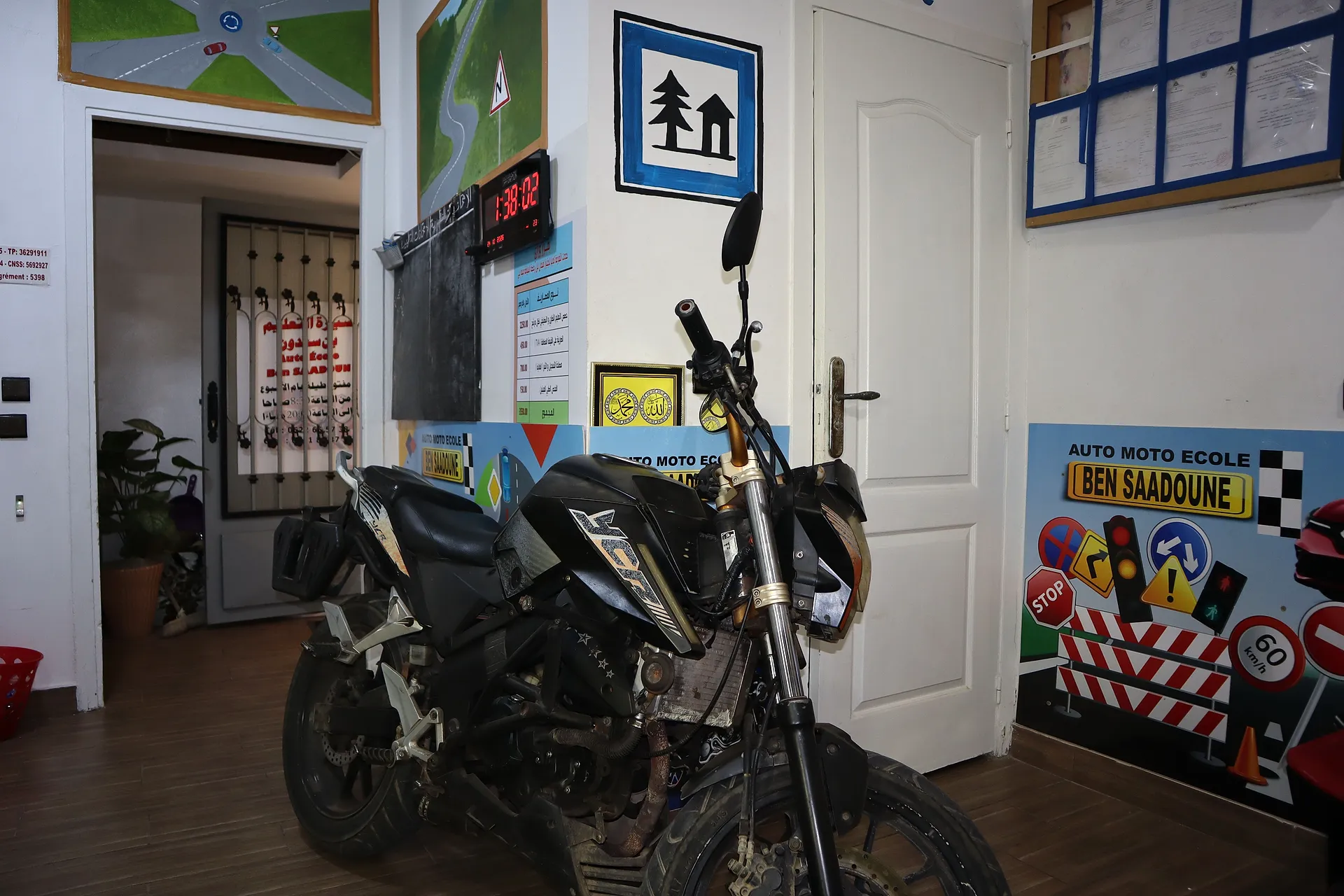 Moto de la moto-école Bensaadoun devant les fresques Auto Moto École Ben Saadoune